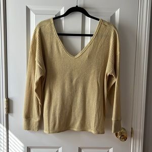 Green/yellow light sweater with twist back